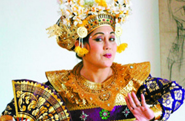 Bulan, Legong dan Riwayat Tari